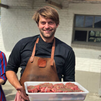 <p>De passie voor lekker eten werd mij van thuis uit meegegeven. De passie voor het vuur en het ‘back to basics’ koken, vindt dan weer zijn oorsprong in mijn scoutsverleden waar we leerden koken op het gesprokkelde hout. Deze twee passies hebben mij verder gedreven om te leren werken en koken met de basiselementen vuur en hout en te experimenteren met de vuur, zuurstof en rook verhouding. Op die manier geven we basisproducten en pure smaken een extra ongeëvenaarde meerwaarde.</p>

<p>Door mijn architectuurstudie is mijn aangeboren passie voor het creëren en praktisch uitwerken van mijn ideeën, verder ontwikkeld. Gaandeweg heb ik mijn grenzen kunnen verleggen. Na verschillende Oklahoma BBQs te hebben vervaardigd voor mijn catering, is de Culinairstream dan ook mijn ultieme creatie die al mijn passies combineert: techniek, gestroomlijnde schoonheid, vuur, koken en gezelligheid.</p>

<p> </p>

<p>Zo ben ik dan ook zeer gemotiveerd om vanuit deze passies jullie verder te helpen naar een geslaagd feest of event.</p>
